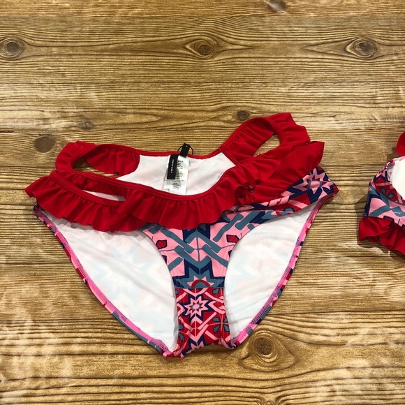 Vero Moda NWT Daisy bikini.  Large Top.  Medium Tanga bottom - Picture 15 of 15